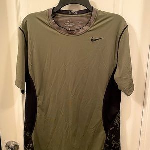 EUC NIKE PRO COMBAT TEE